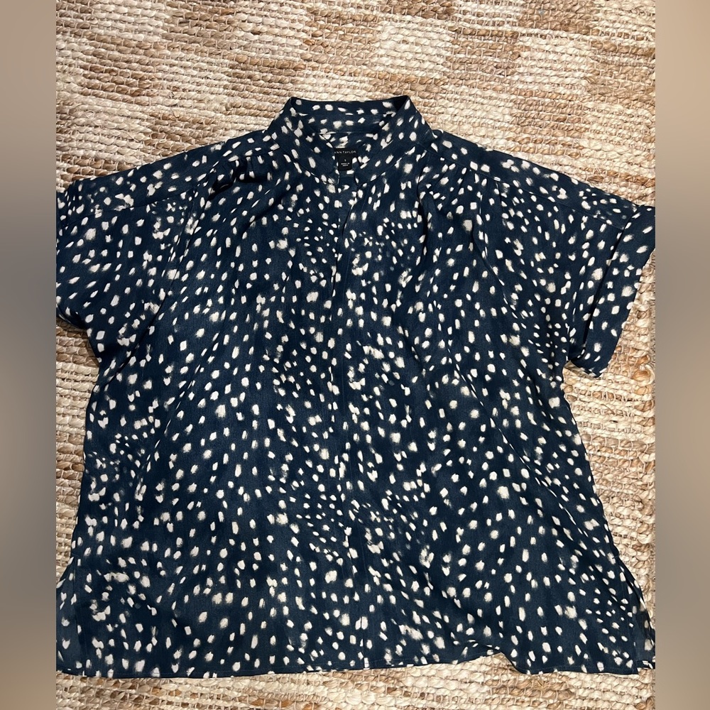 Ann Taylor navy blouse. Size small.